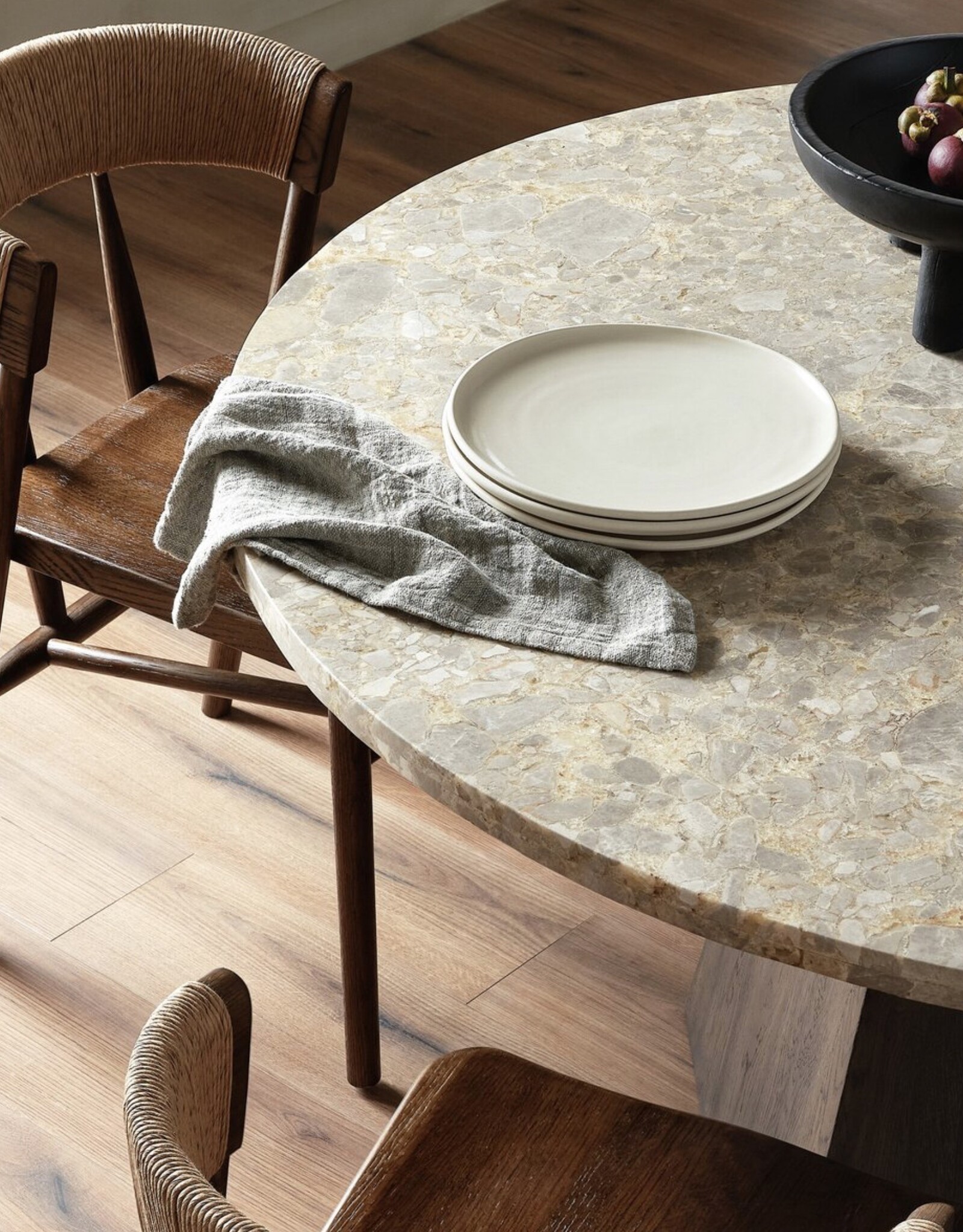 Brisa Round Dining Table