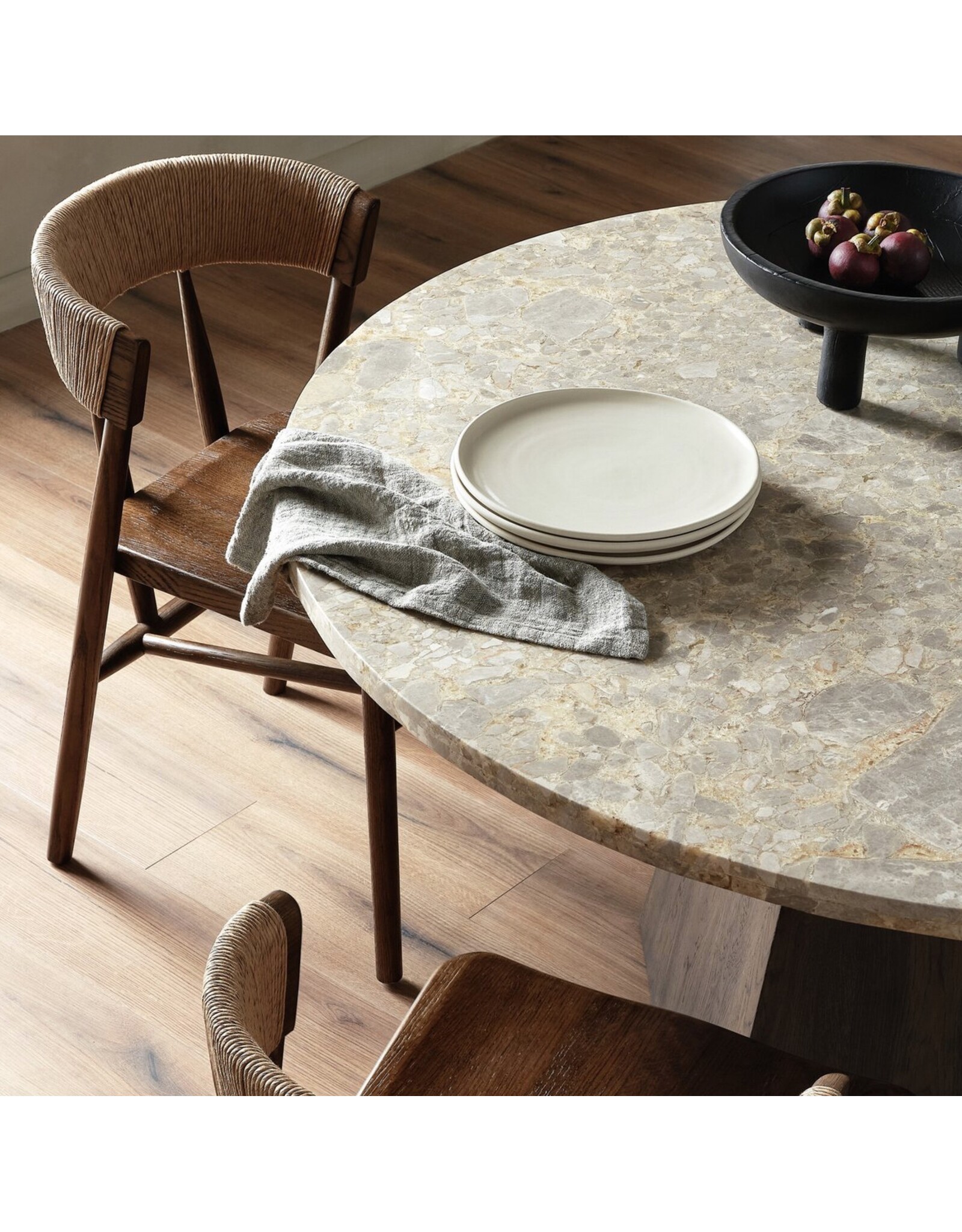 Brisa Round Dining Table