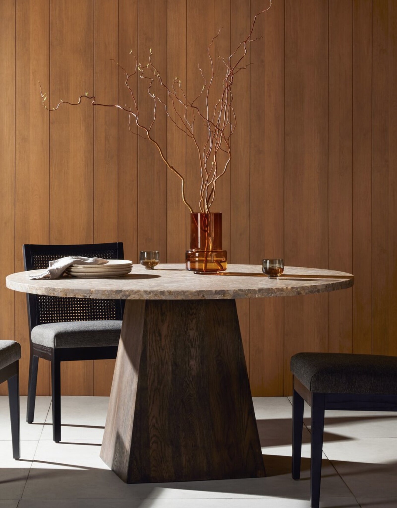 Brisa Round Dining Table