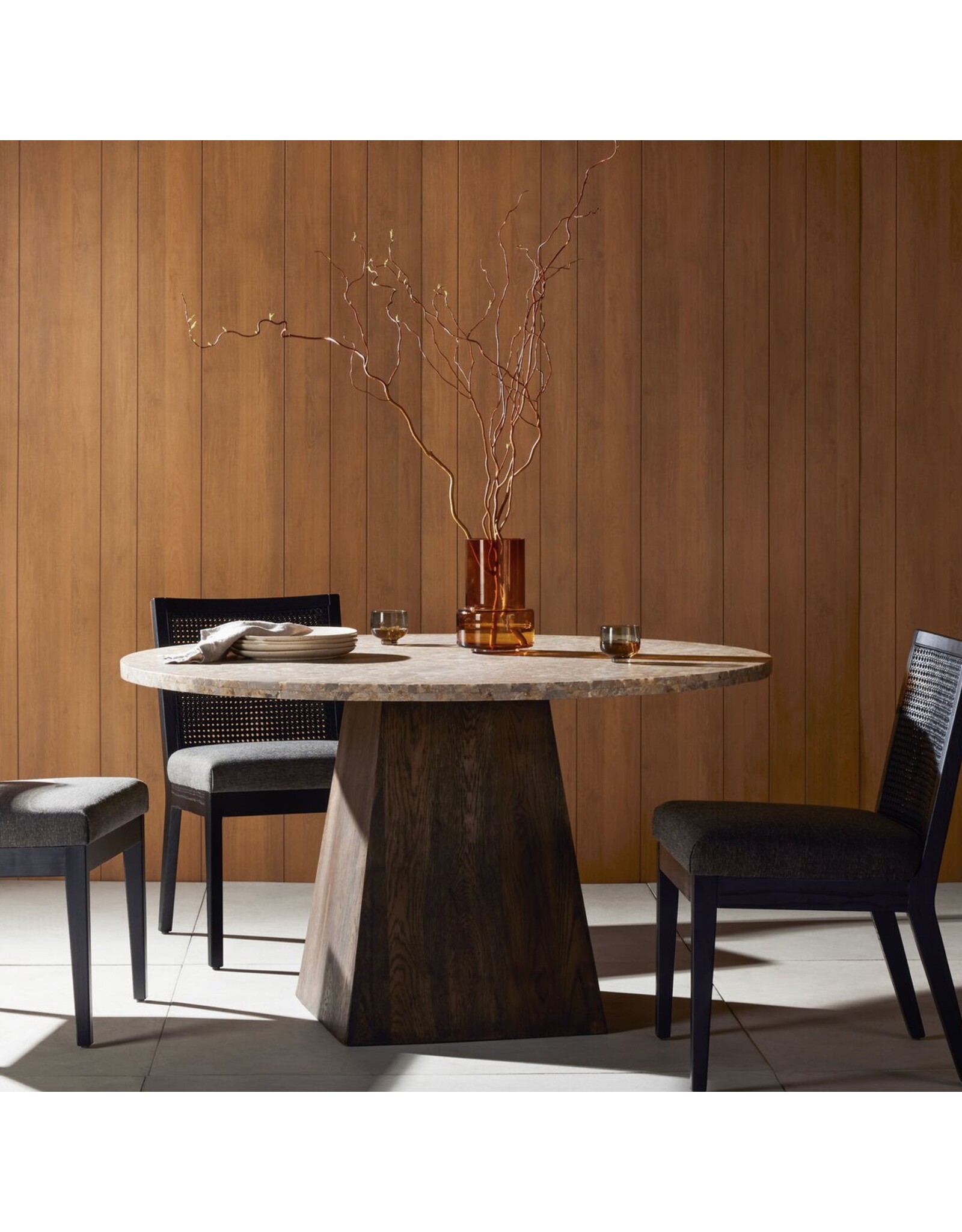 Brisa Round Dining Table