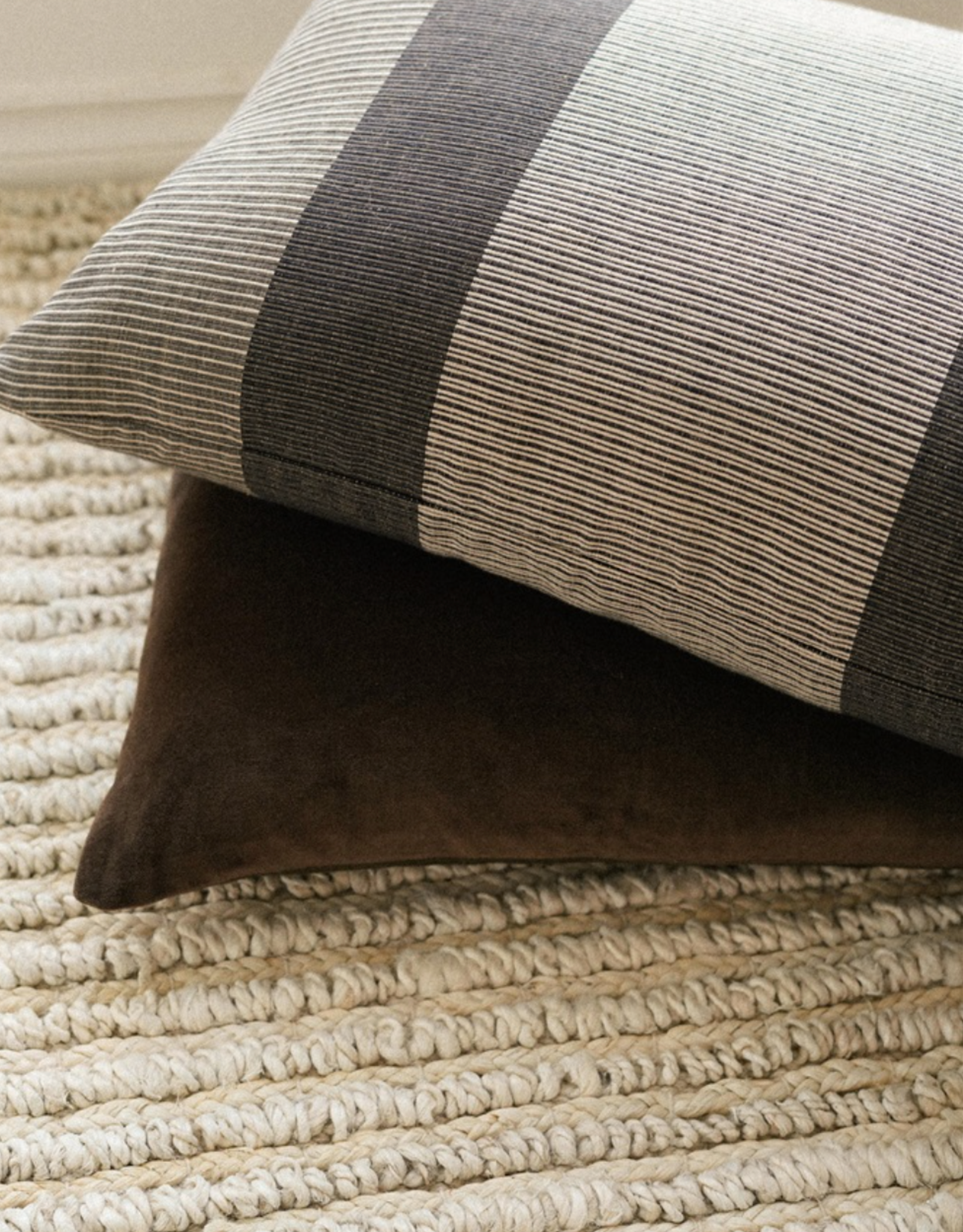 Wallace Handloom Pillow, 16x24