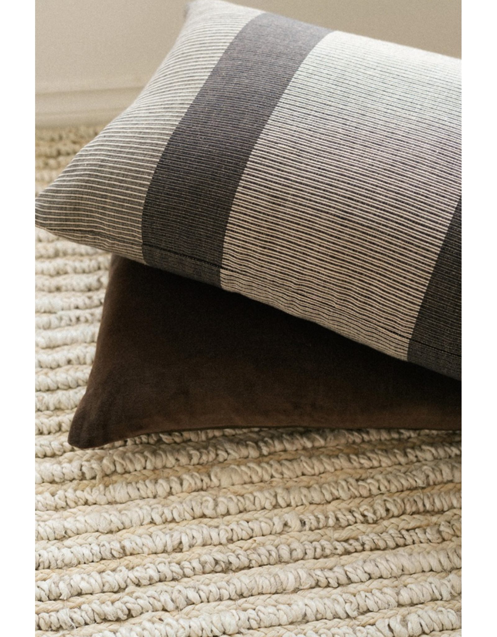 Wallace Handloom Pillow, 16x24