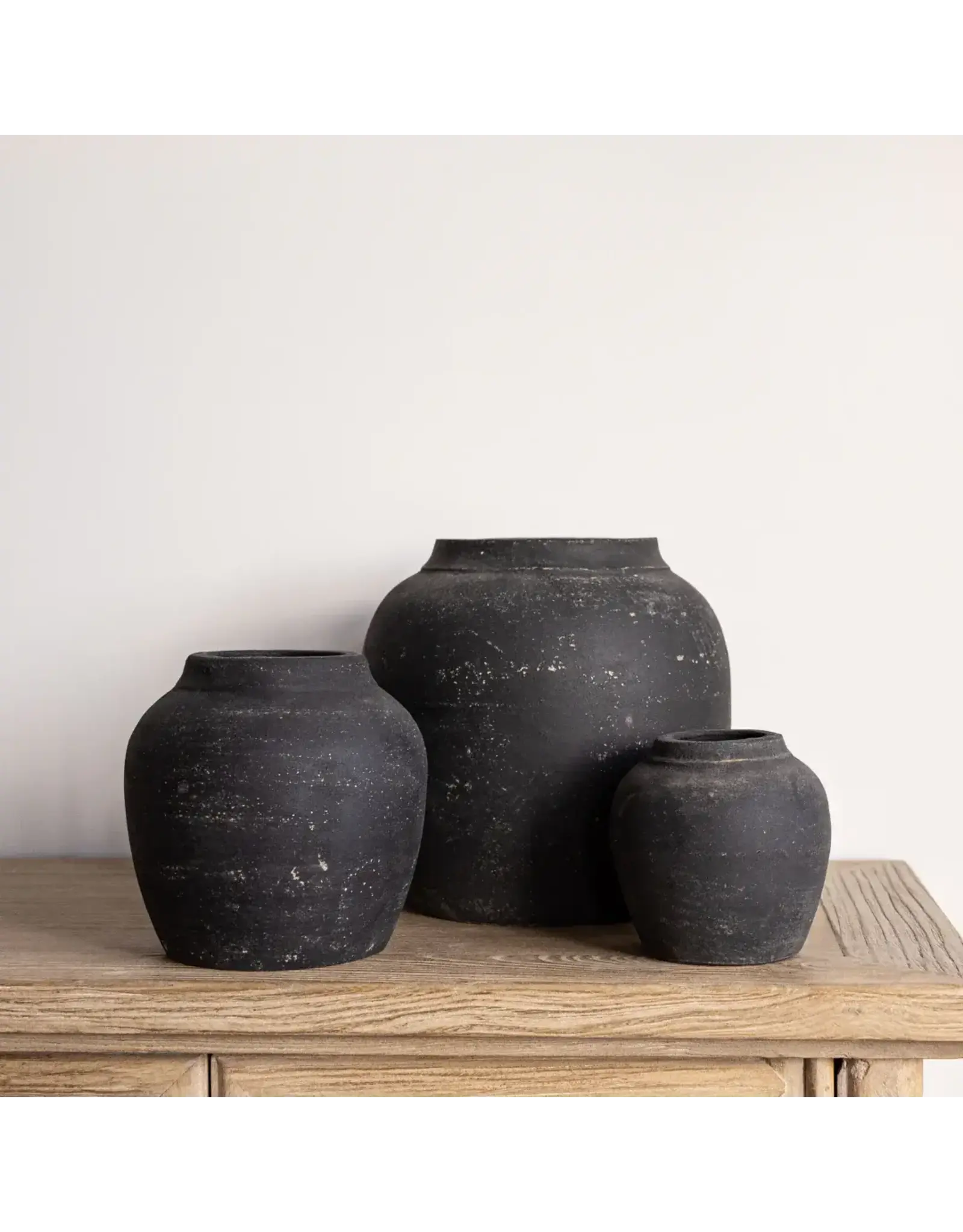 Leon Black Wash Round Pot, Small