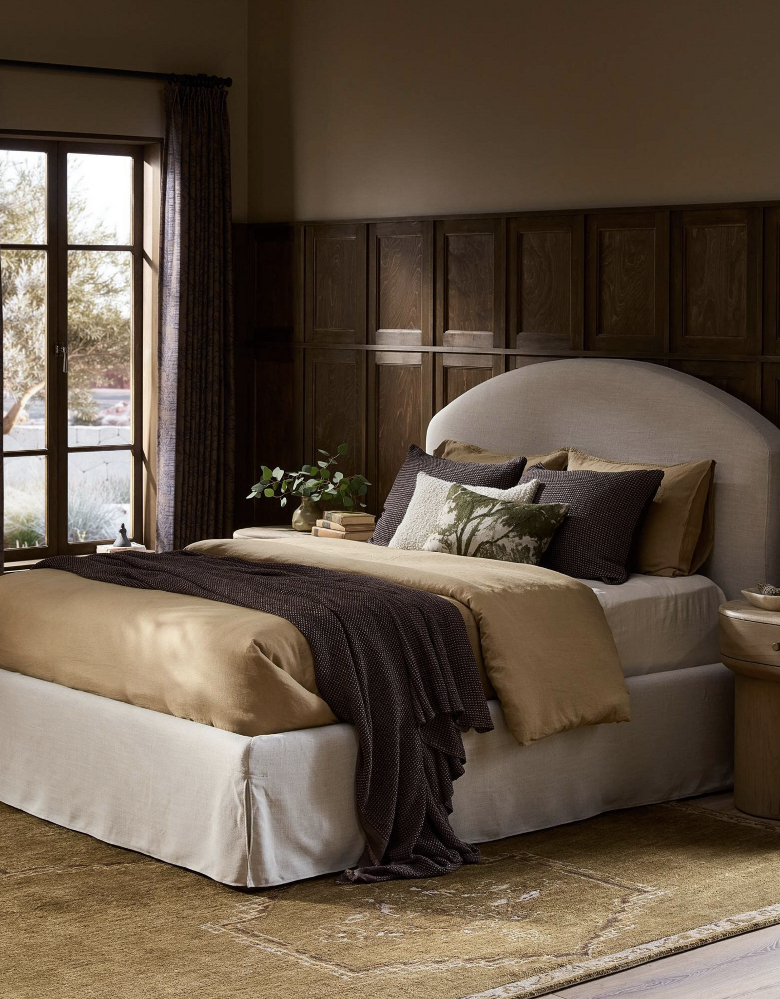 Oasley Slipcover King Bed inSavoy Parchment