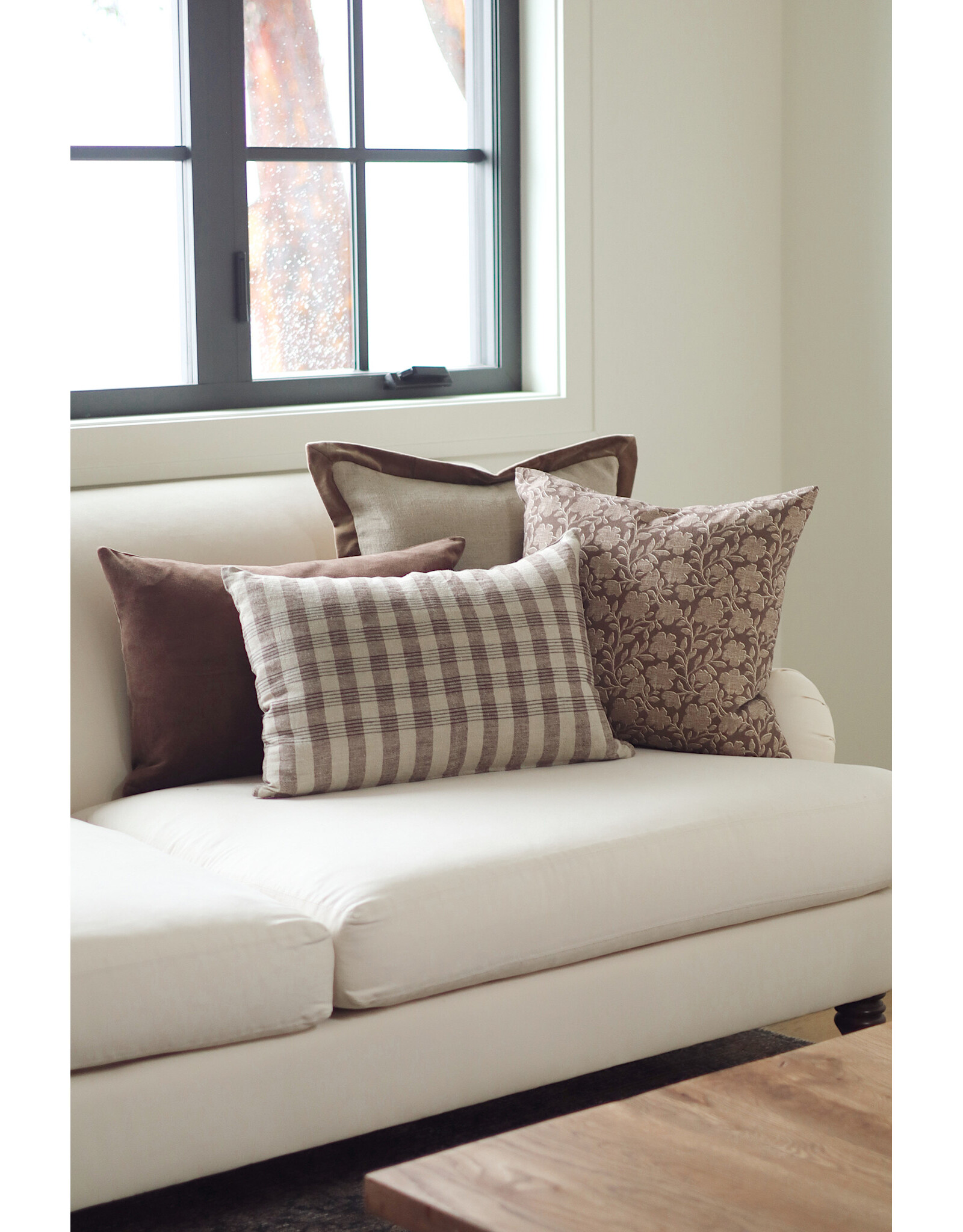 20x20 Velvet Edge Linen Pillow, Chocolate
