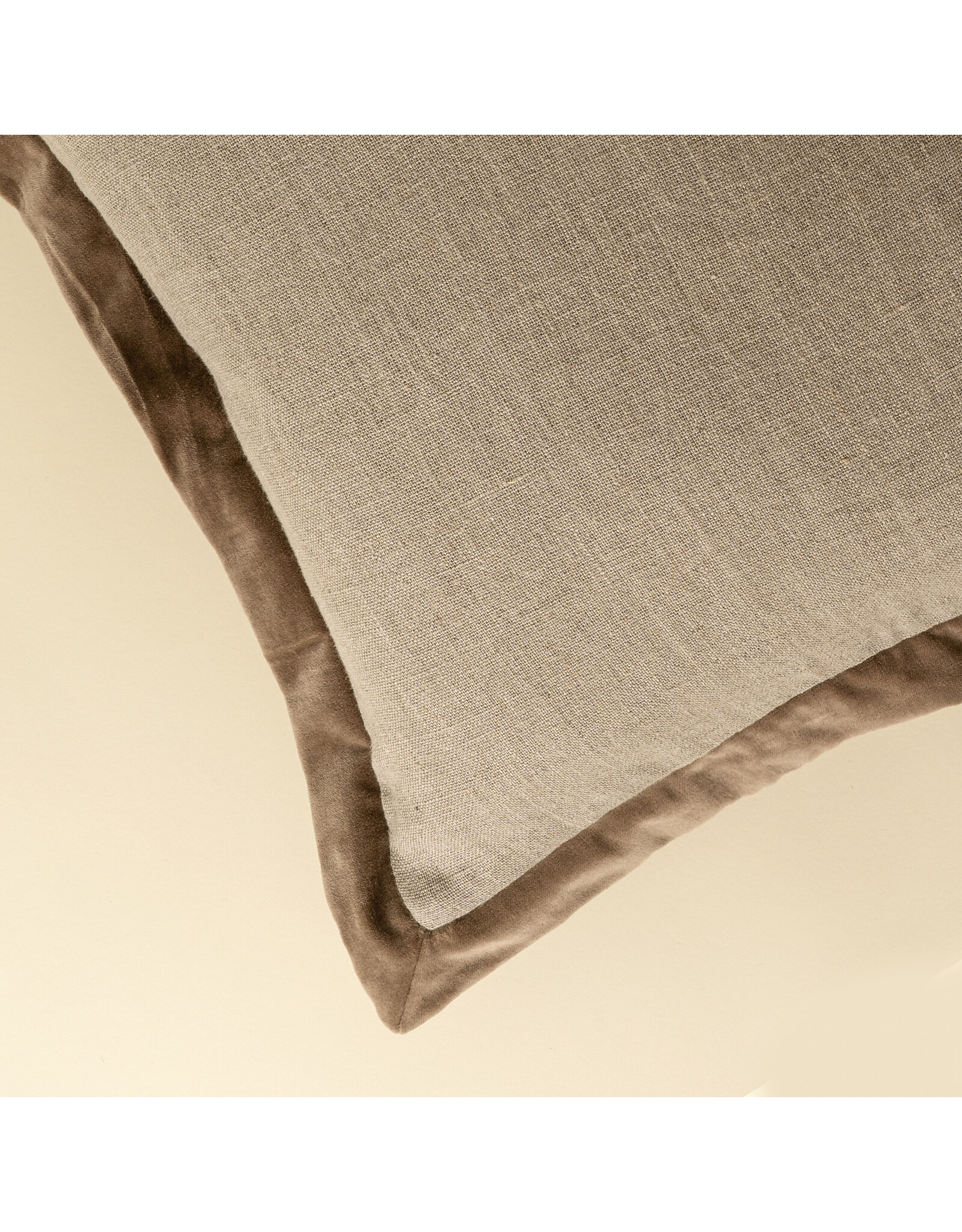 20x20 Velvet Edge Linen Pillow, Chocolate