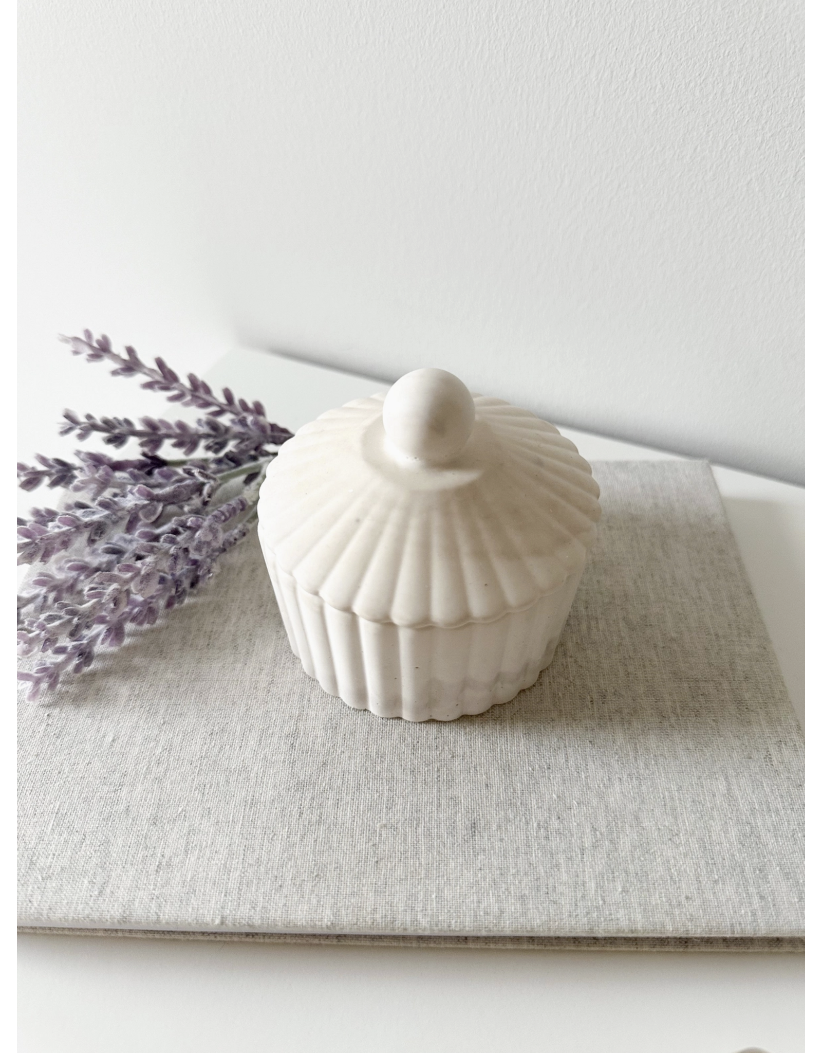 Fluted Pinch Bowl w/ Lid, Limestone