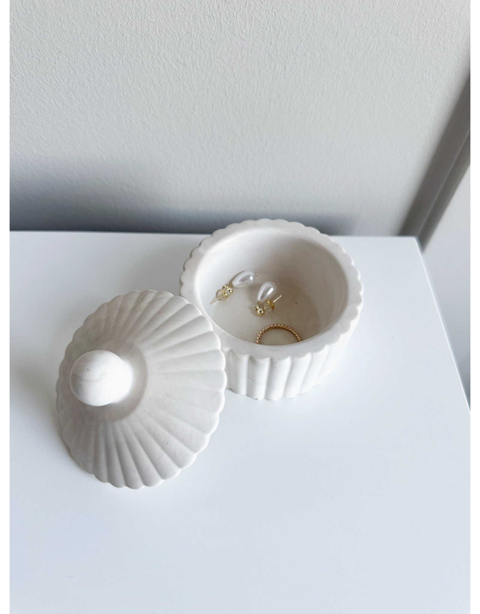 Fluted Pinch Bowl w/ Lid, Limestone