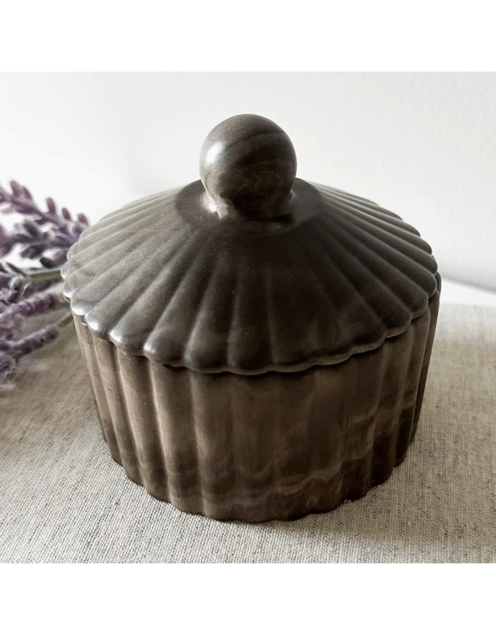 Fluted Pinch Bowl w/ Lid, Mocha Stone
