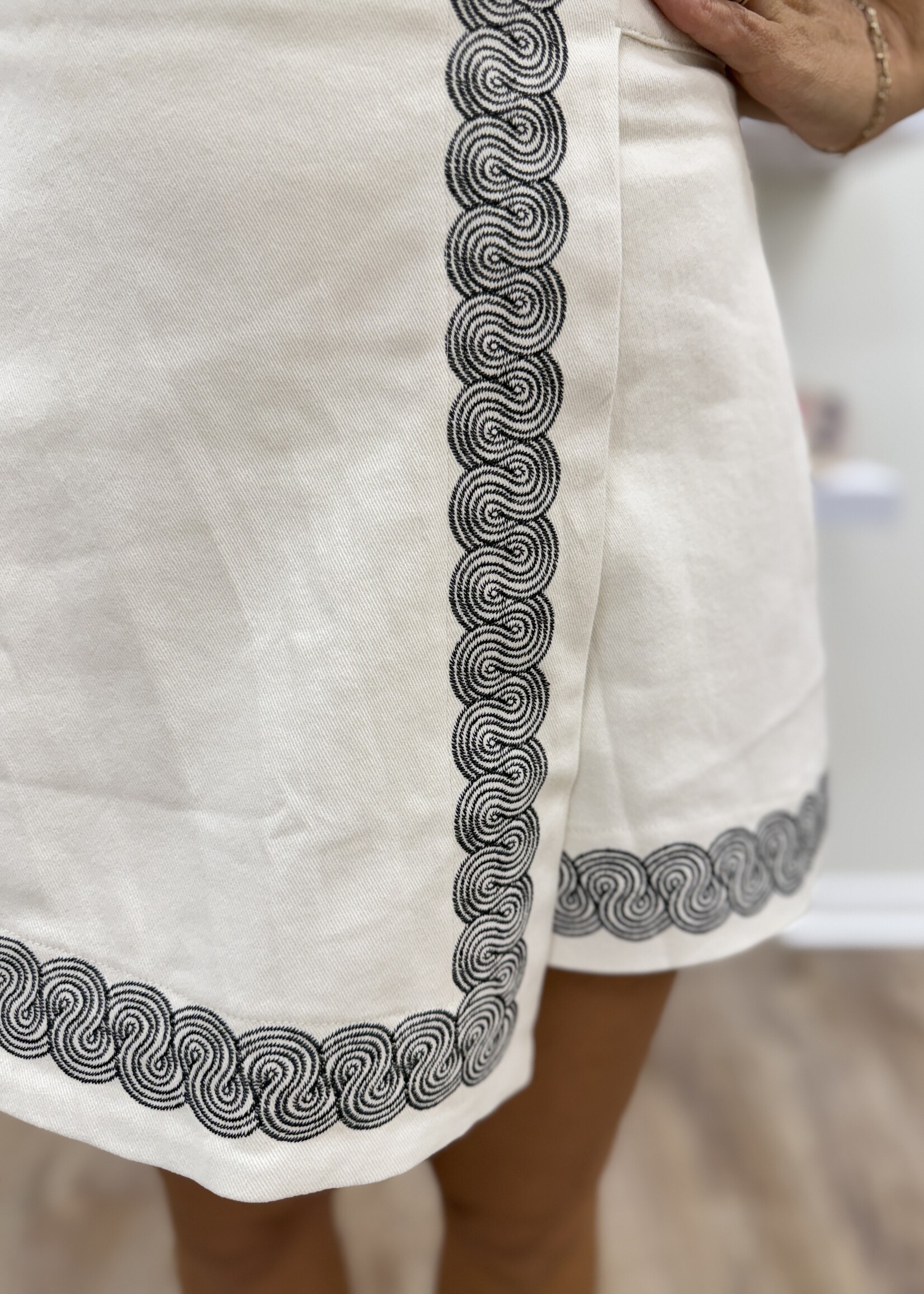 ETO ETO Embroidered Trim Skort