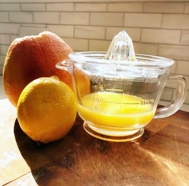 https://cdn.shoplightspeed.com/shops/643137/files/42381772/768x768x3/glass-measuring-jug-and-citrus-juicer.jpg