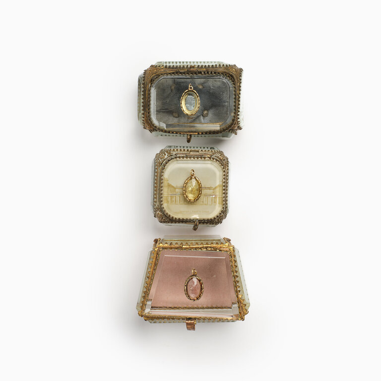 Fallen Aristocrat Cameo Jonquil Glass Charm