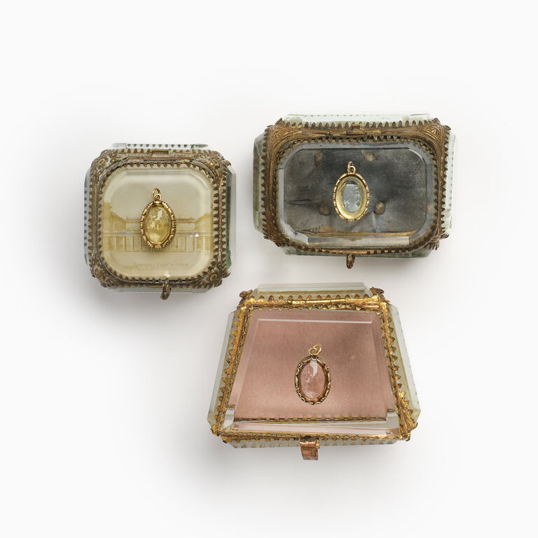 Fallen Aristocrat Cameo Jonquil Glass Charm