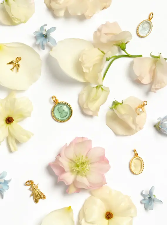 Fallen Aristocrat Round Cameo, Sage Charm