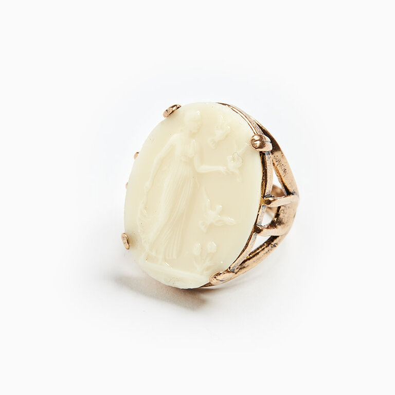 Fallen Aristocrat Lady with Doves Cameo Ring
