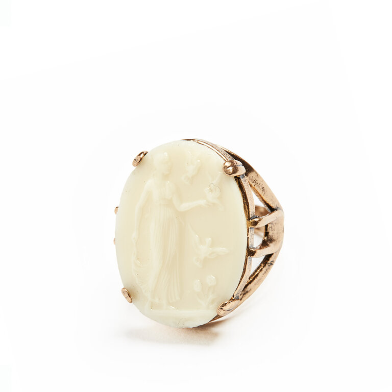 Fallen Aristocrat Lady with Doves Cameo Ring