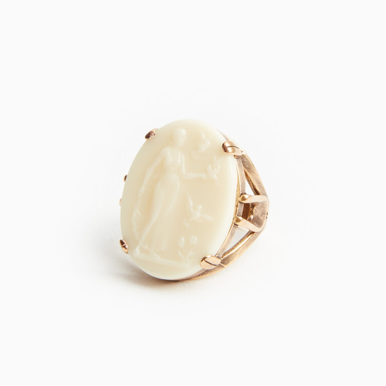 Fallen Aristocrat Lady with Doves Cameo Ring