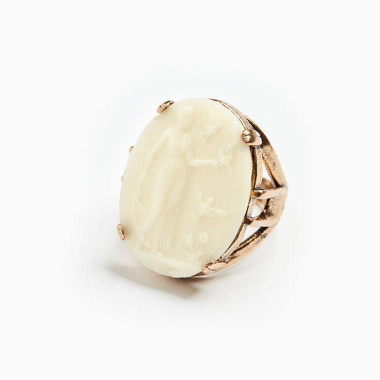 Fallen Aristocrat Lady with Doves Cameo Ring