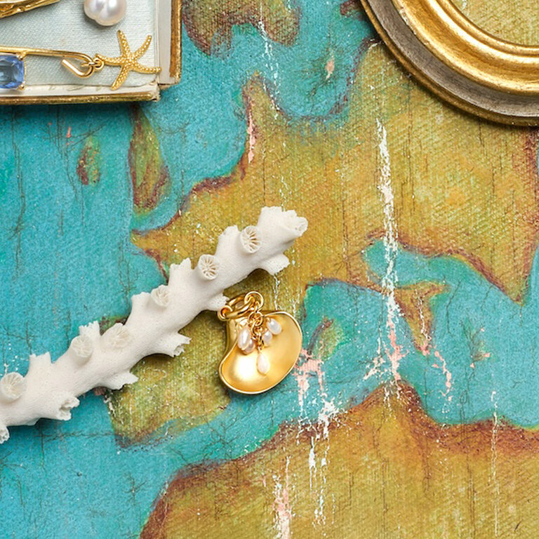 Fallen Aristocrat Venus Shell Charm