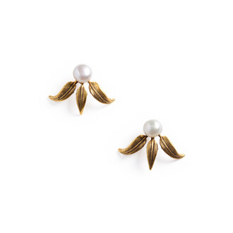 Fallen Aristocrat Laurel Pearl Stud Earrings