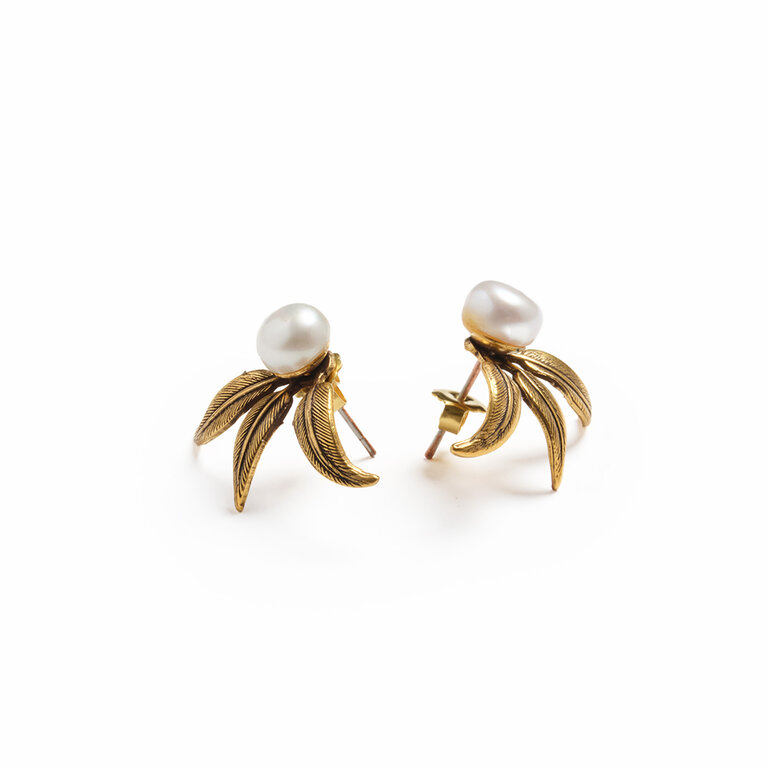 Fallen Aristocrat Laurel Pearl Stud Earrings