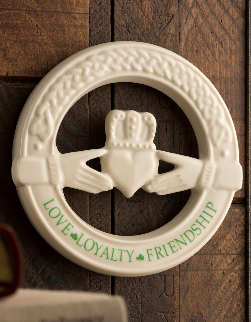 PLAQUES & GIFTS BELLEEK CLADDAGH WALL PLAQUE