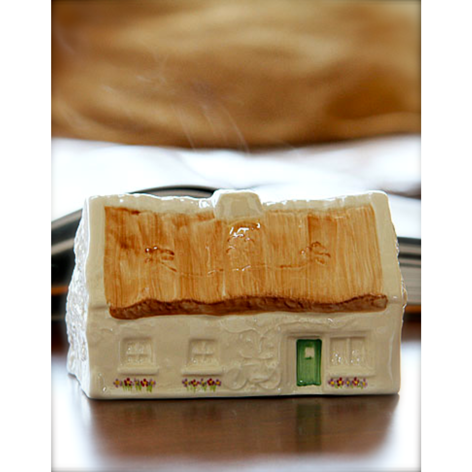 DECOR BELLEEK QUIET MAN COTTAGE VOTIVE