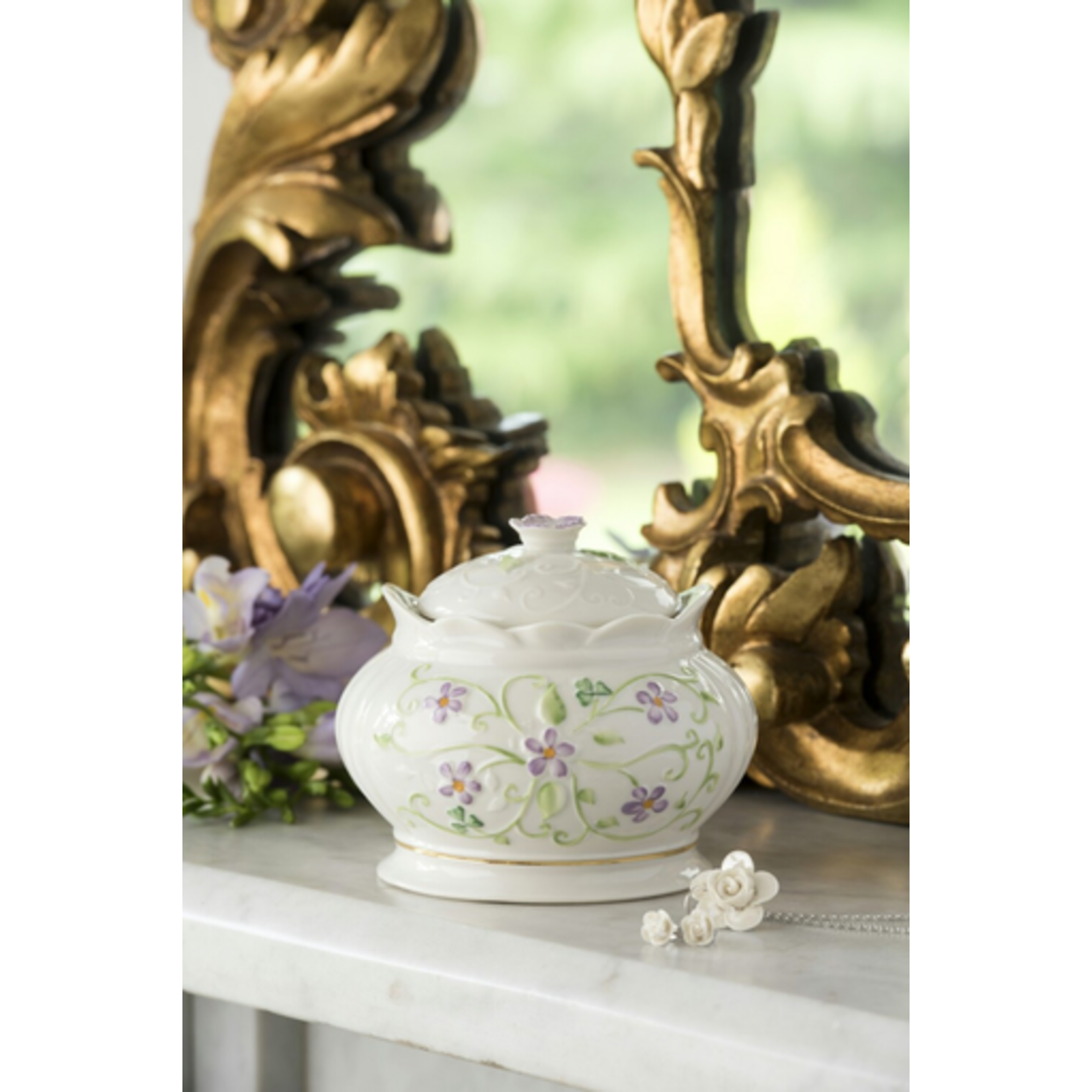 GIFTWARE BELLEEK IRISH FLAX GIFT BOX