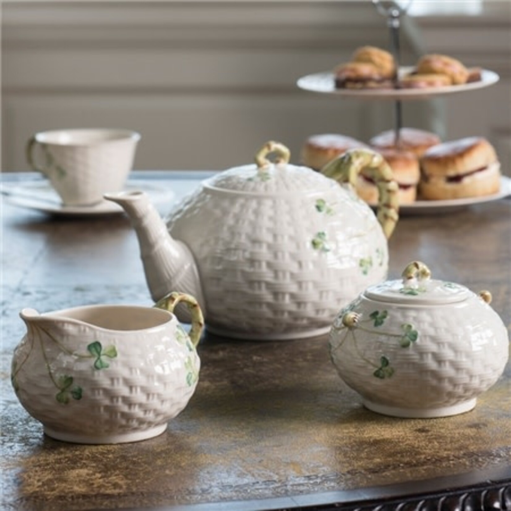 TEAPOTS, MUGS & ACCESSORIES BELLEEK CLASSIC SHAMROCK COVERED SUGAR BOWL