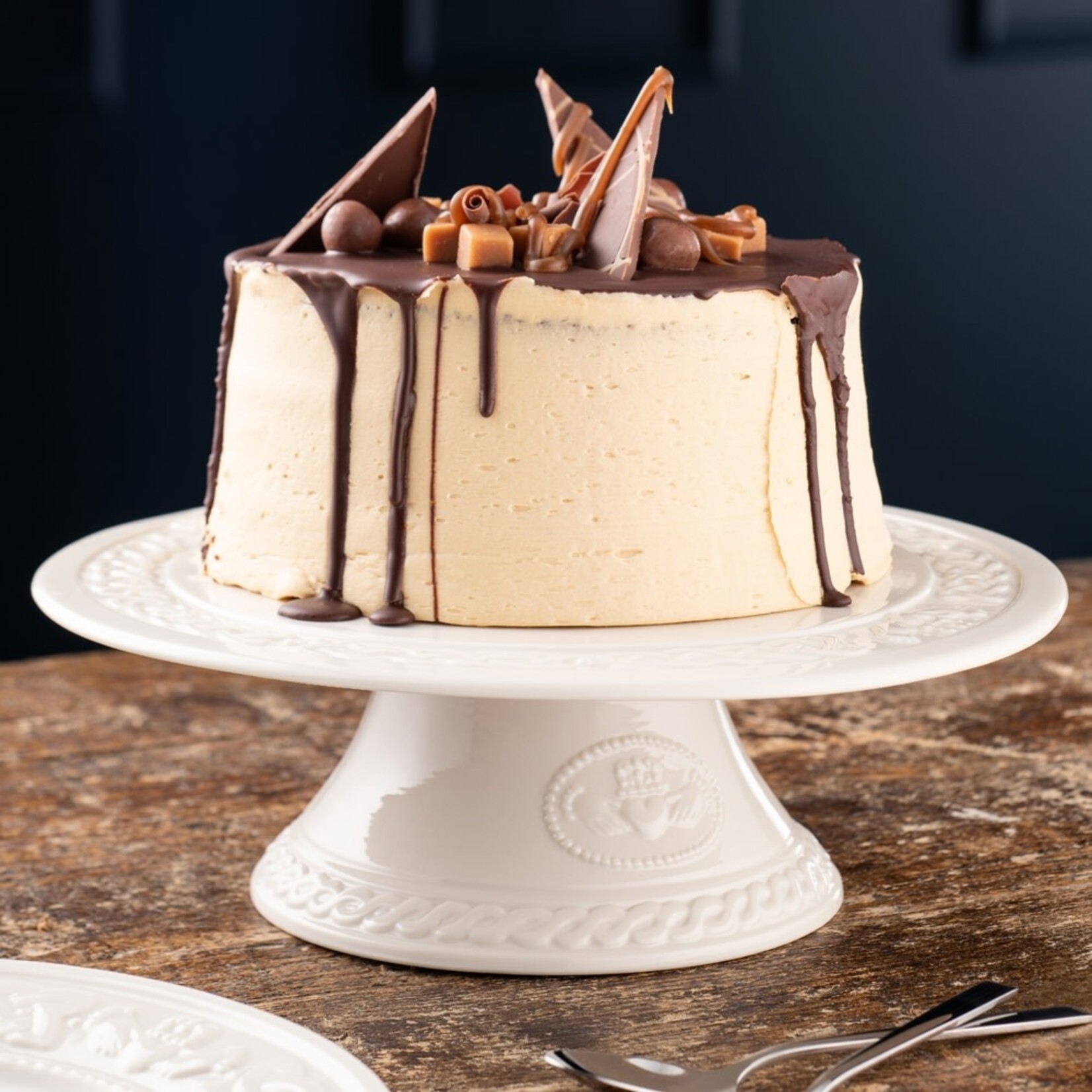 PLATES, TRAYS & DISHES BELLEEK CLADDAGH CAKE STAND