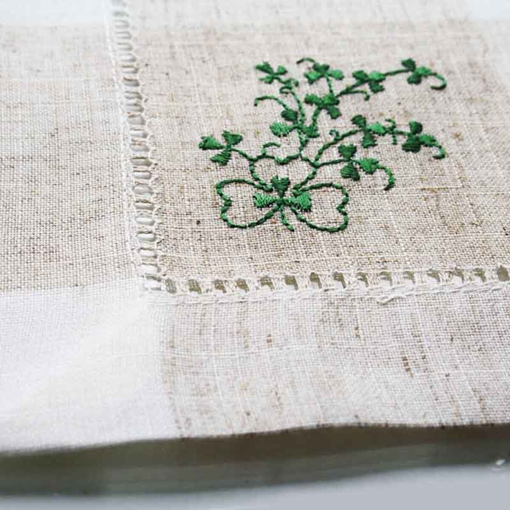 KITCHEN & ACCESSORIES KINSALE SHAMROCK EMBROIDERED TABLE RUNNER