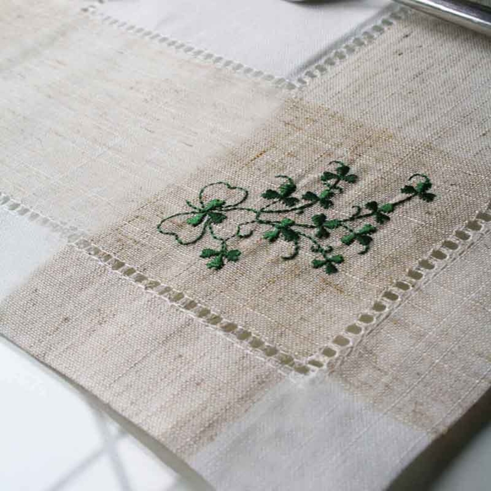 KITCHEN & ACCESSORIES KINSALE SHAMROCK EMBROIDERED TABLE RUNNER