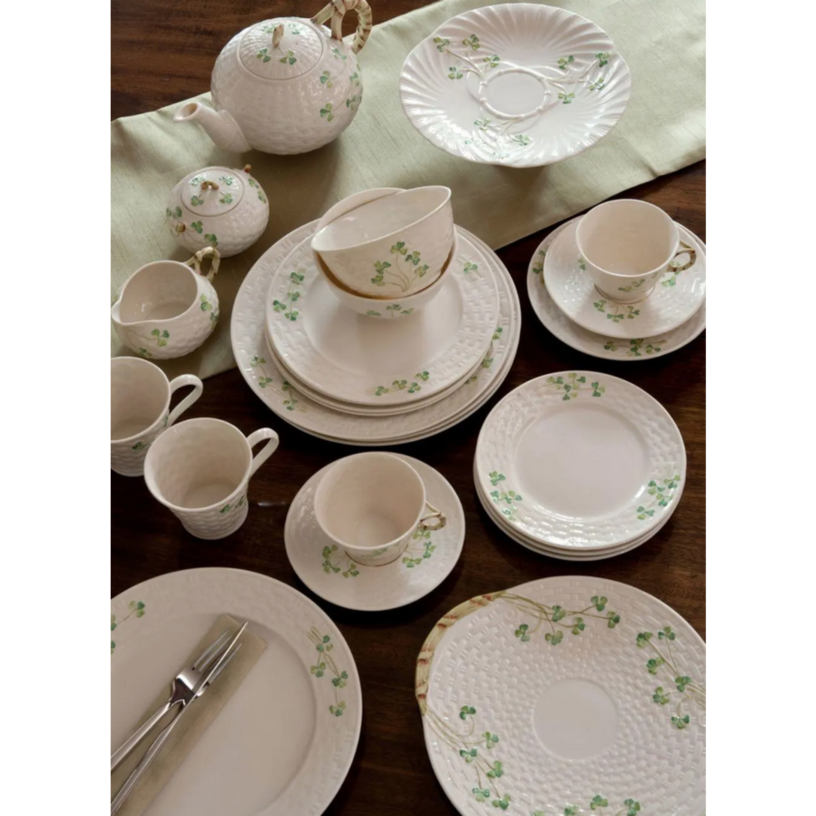 PLATES, TRAYS & DISHES BELLEEK CLASSIC SHAMROCK DINNER PLATE