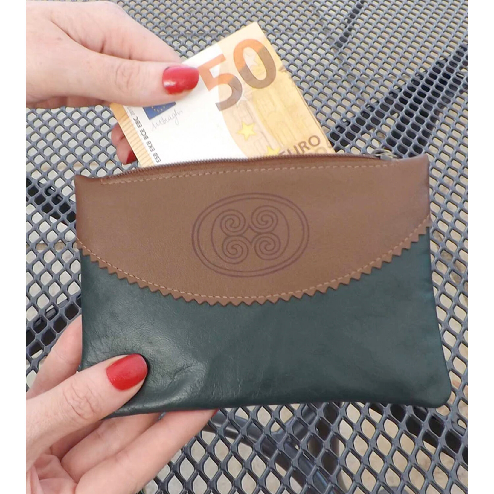 ACCESSORIES TINNAKEENLY TOP ZIP PURSE - Celtic Spiral Grn/Tan Leather