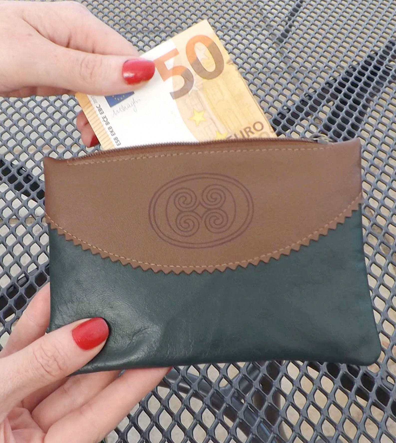 ACCESSORIES TINNAKEENLY TOP ZIP PURSE - Celtic Spiral Grn/Tan Leather