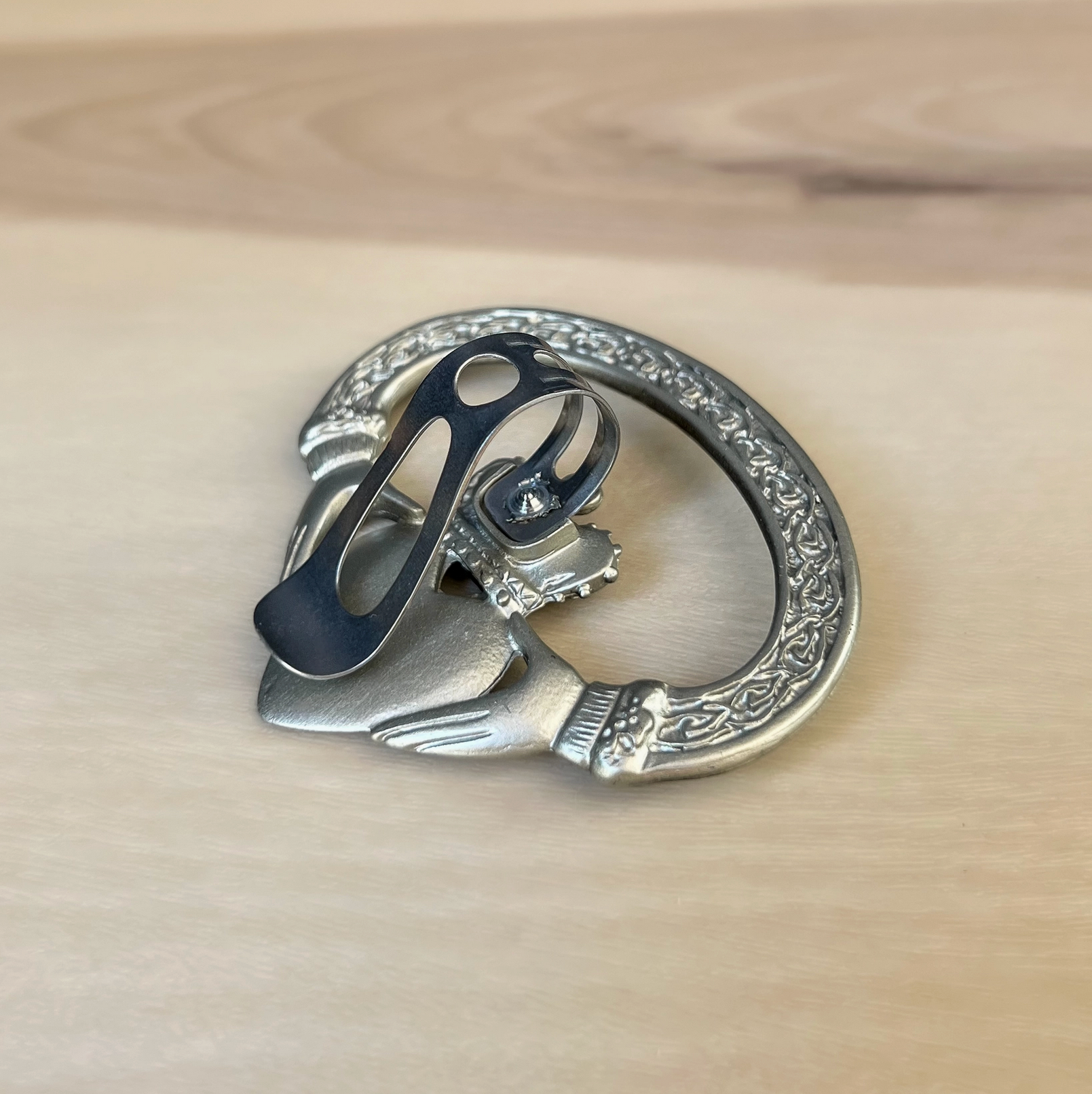 KEYCHAINS/CAR/ETC CLADDAGH CELTIC VISOR CLIP