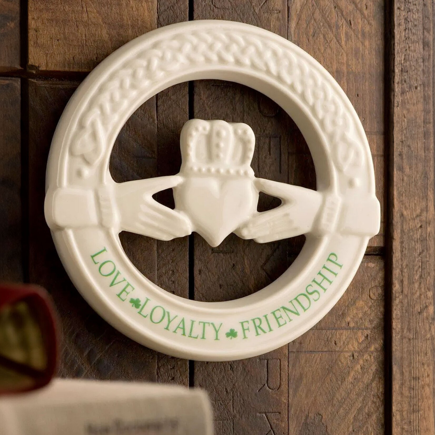 PLAQUES & GIFTS BELLEEK CLADDAGH WALL PLAQUE
