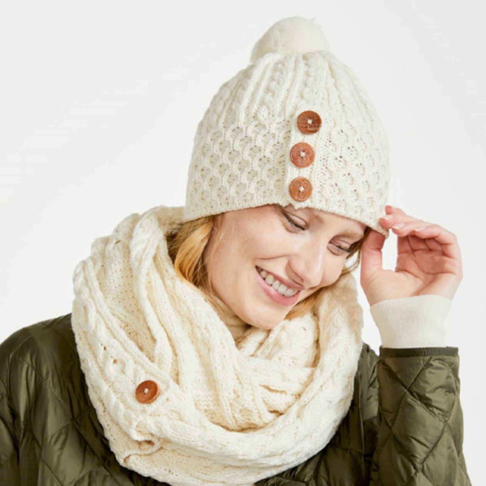 ACCESSORIES ARAN 3 BUTTON POM-POM HAT