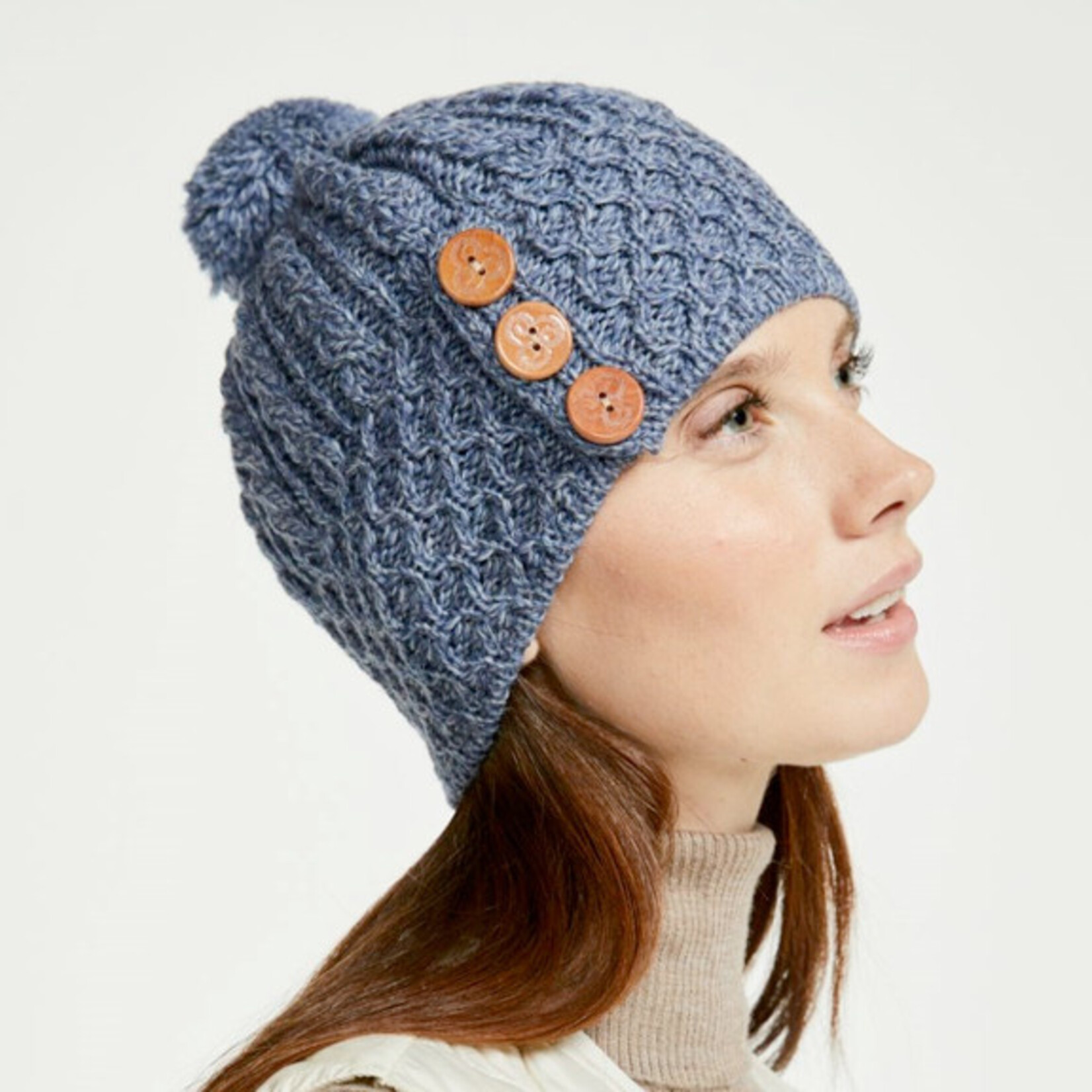 ACCESSORIES ARAN 3 BUTTON POM-POM HAT