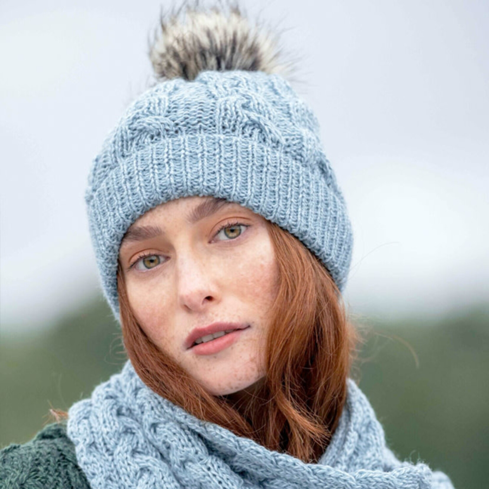 ACCESSORIES CHUNKY CABLE UNISEX POM POM HAT