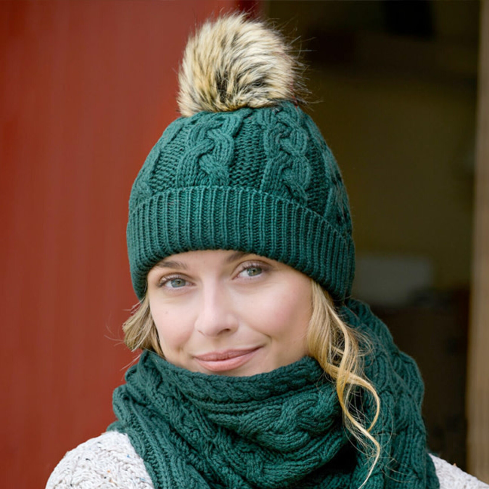 ACCESSORIES CHUNKY CABLE UNISEX POM POM HAT