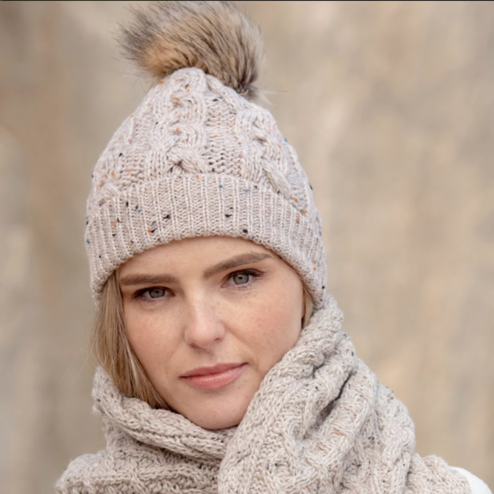 ACCESSORIES CHUNKY CABLE UNISEX POM POM HAT