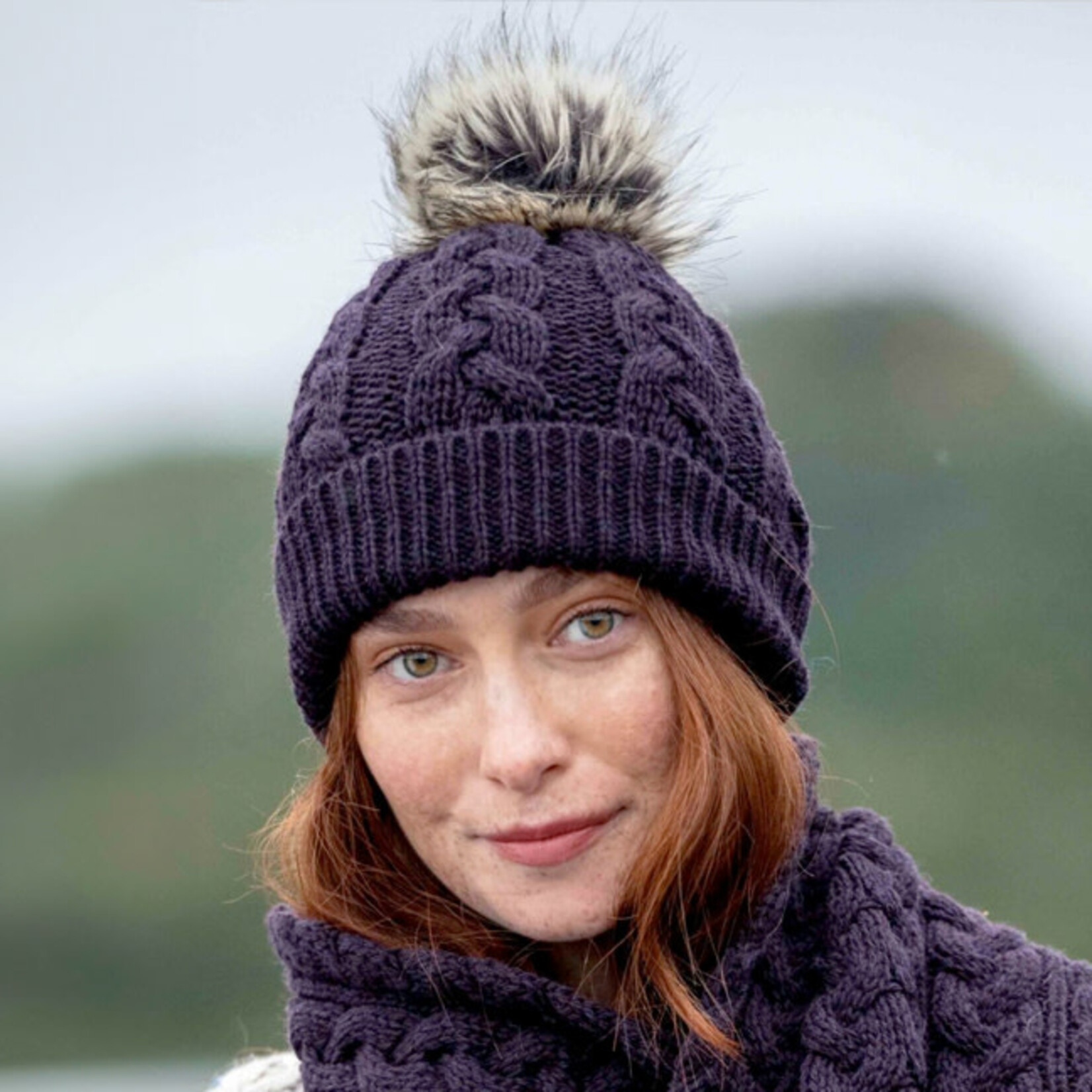 ACCESSORIES CHUNKY CABLE UNISEX POM POM HAT