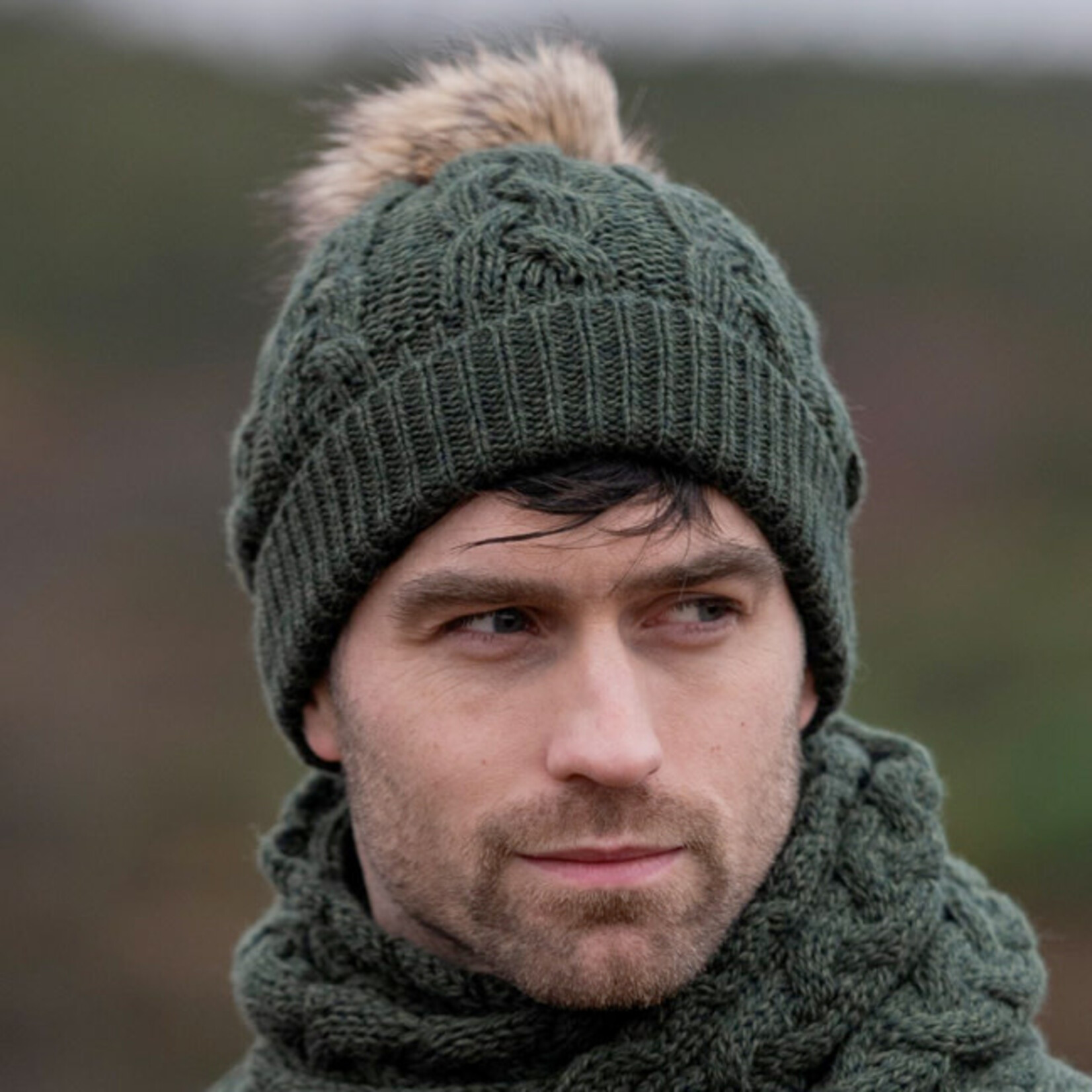 ACCESSORIES CHUNKY CABLE UNISEX POM POM HAT