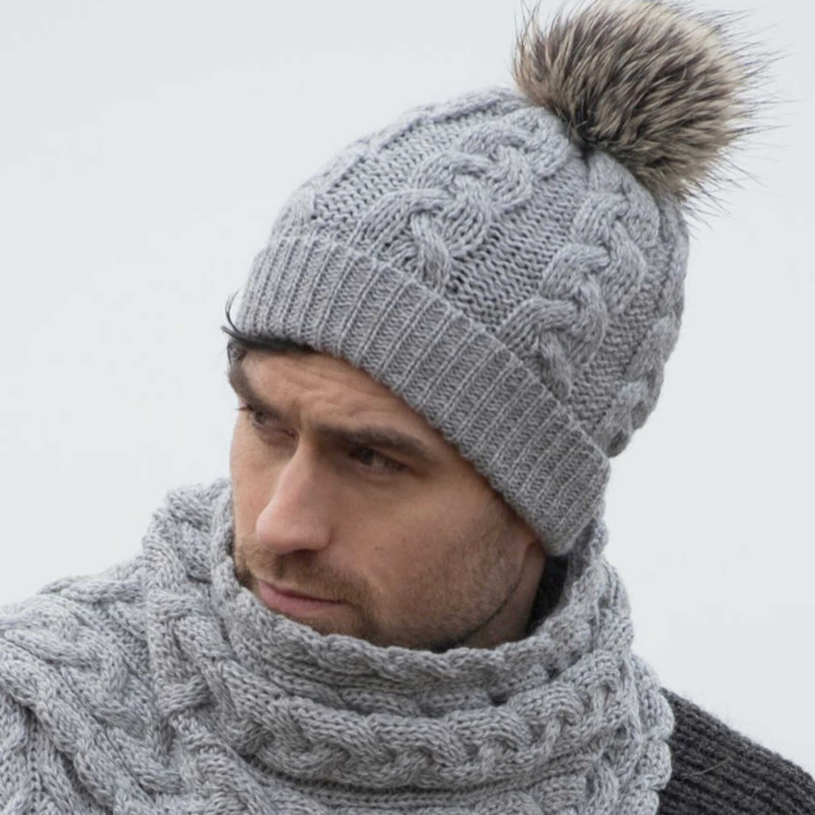 ACCESSORIES CHUNKY CABLE UNISEX POM POM HAT