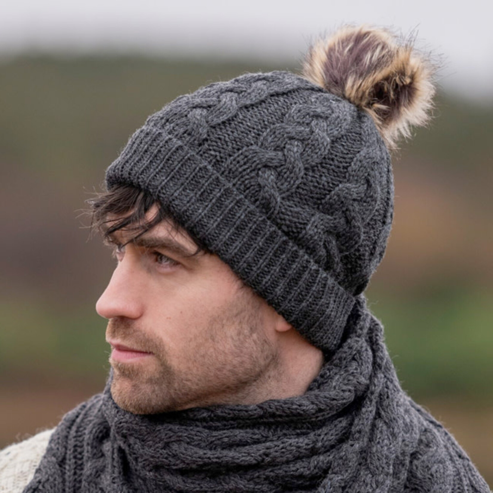 ACCESSORIES CHUNKY CABLE UNISEX POM POM HAT