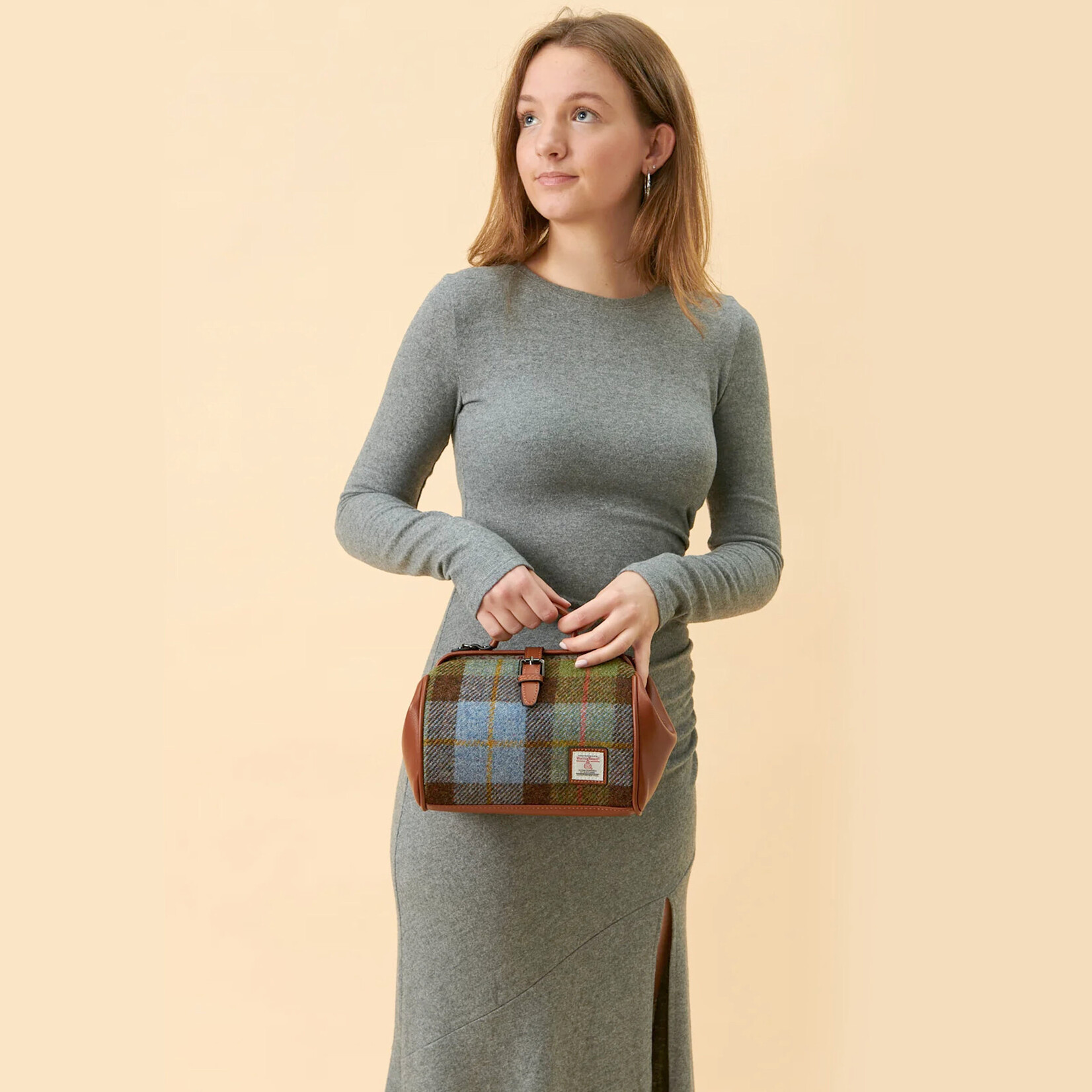 ACCESSORIES ISLANDER MEDIUM DOCTOR BAG w HARRIS TWEED Chestnut & Blue Tartan