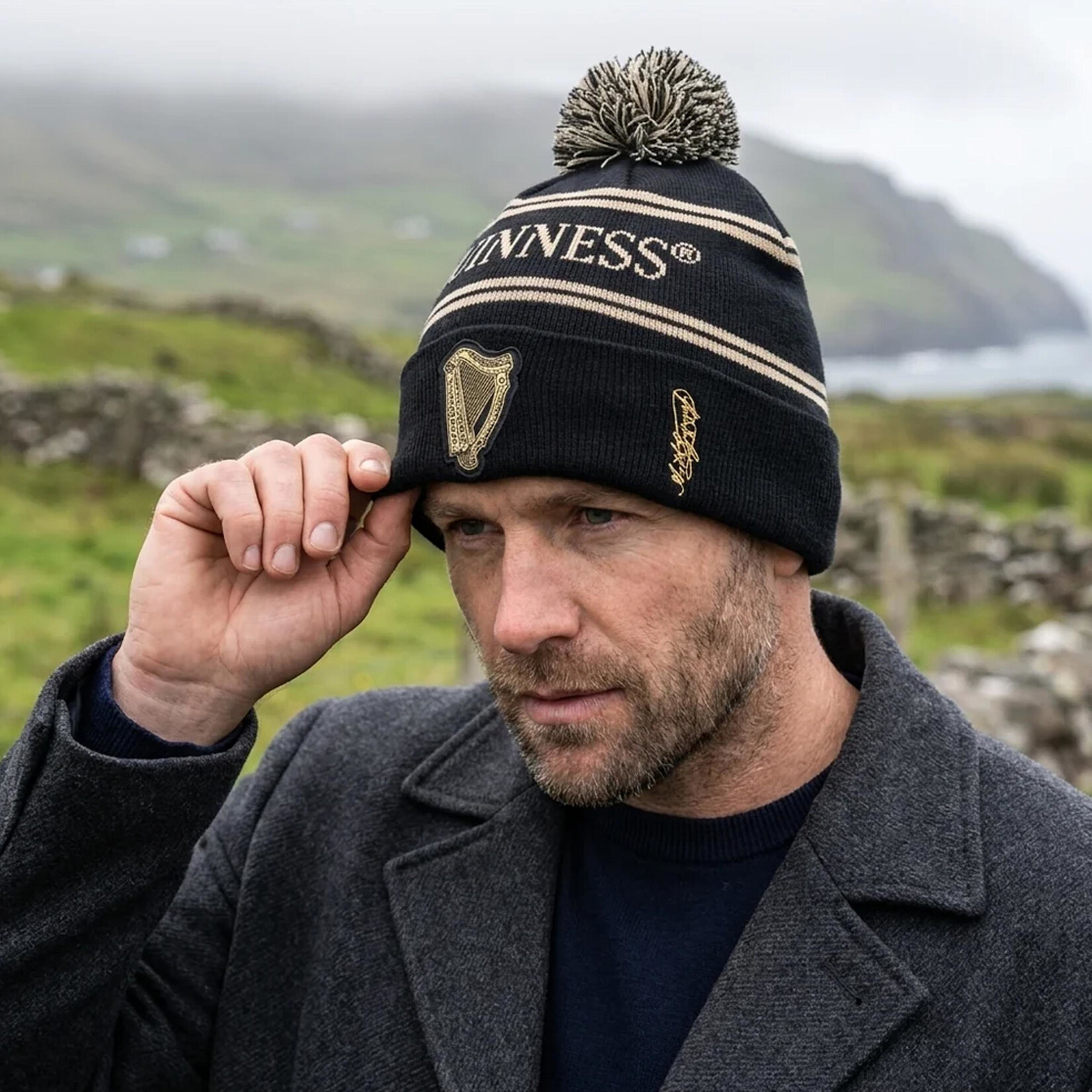 ACCESSORIES GUINNESS BLK & GLD VINTAGE HARP POM BEANIE