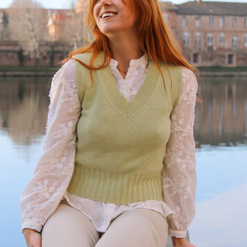 Pink Martini Pink Martini Lennox Sleeveless Knit V Neck Top