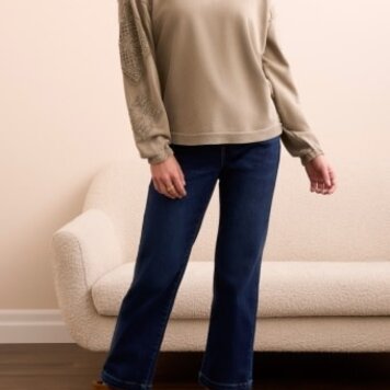 Tribal CREW NECK APPLIQUE DTL  W/SPECIAL WASH-LT OLIVE LEAF